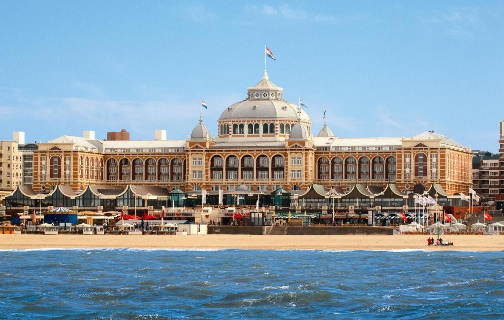 Grand Hotel Amrâth Kurhaus | Luxe overnachten aan het strand van Scheveningen | incl. 3-gangendiner - afbeelding 1